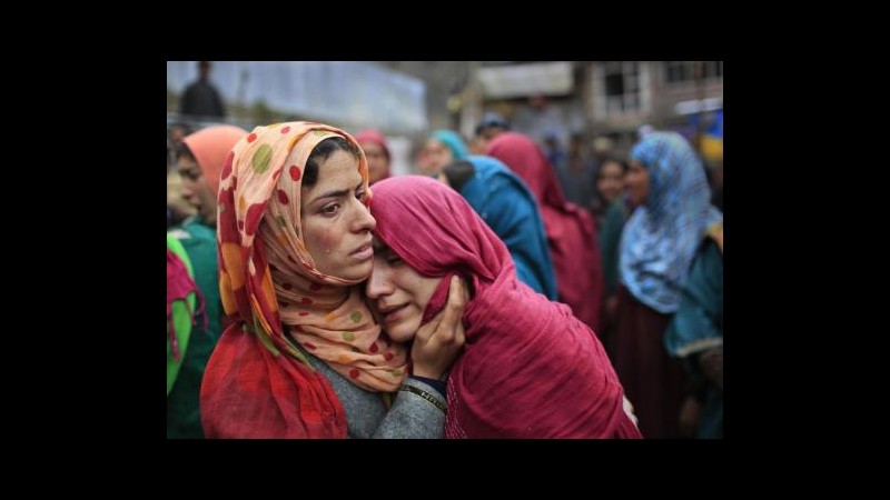 India, autobus cade in burrone in Kashmir: 17 morti e 30 feriti