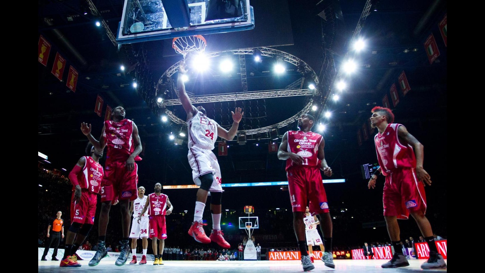 Basket, playoff: Milano non brilla ma batte Pistoia. Cuore Sassari contro Brindisi