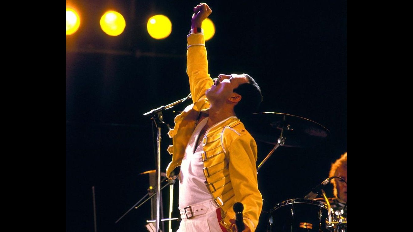 Blake Lively nel biopic su Freddie Mercury. Baron Cohen studia canto