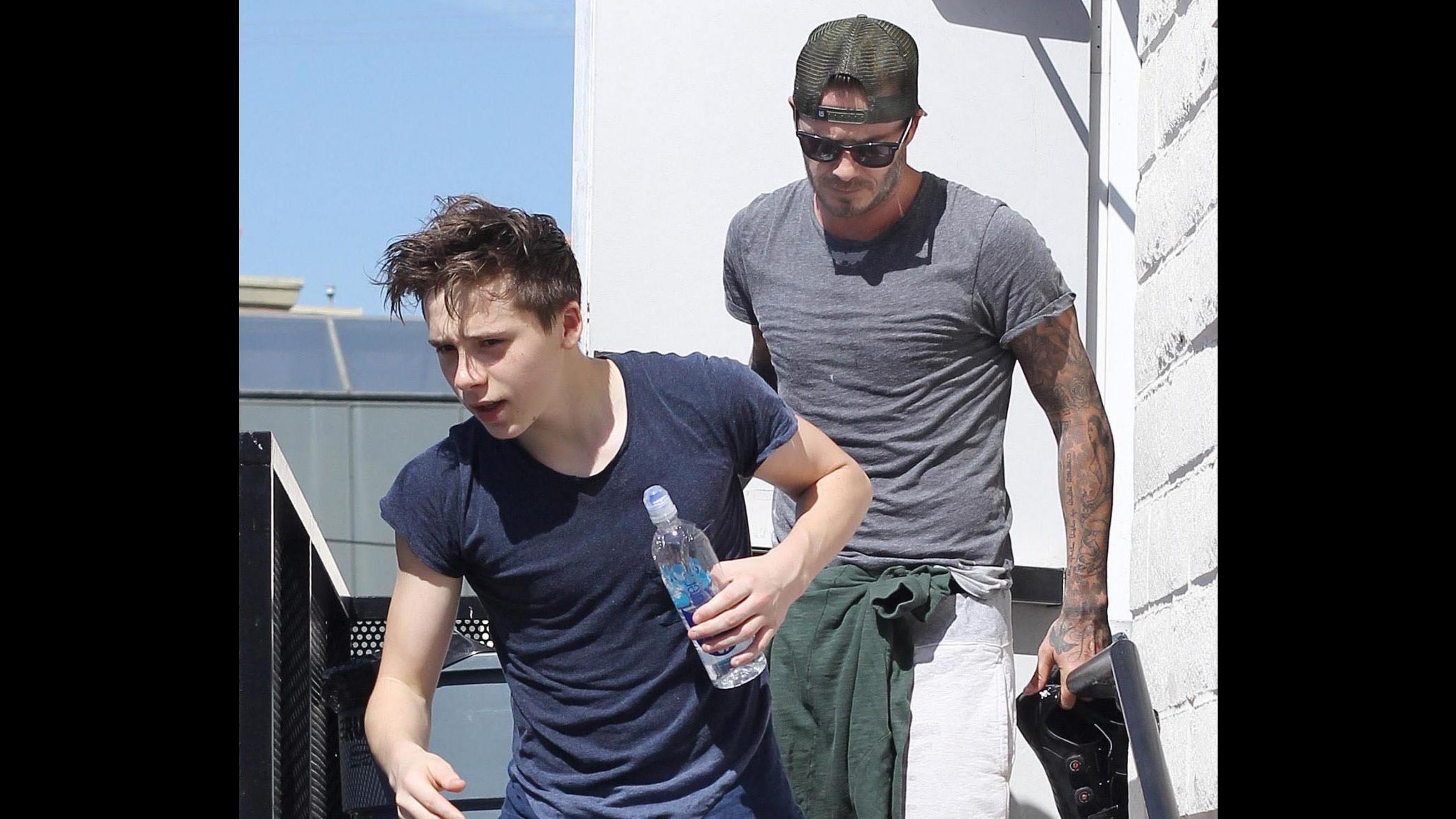 Il figlio 15enne di David Beckham fa il cameriere nei fine-settimana