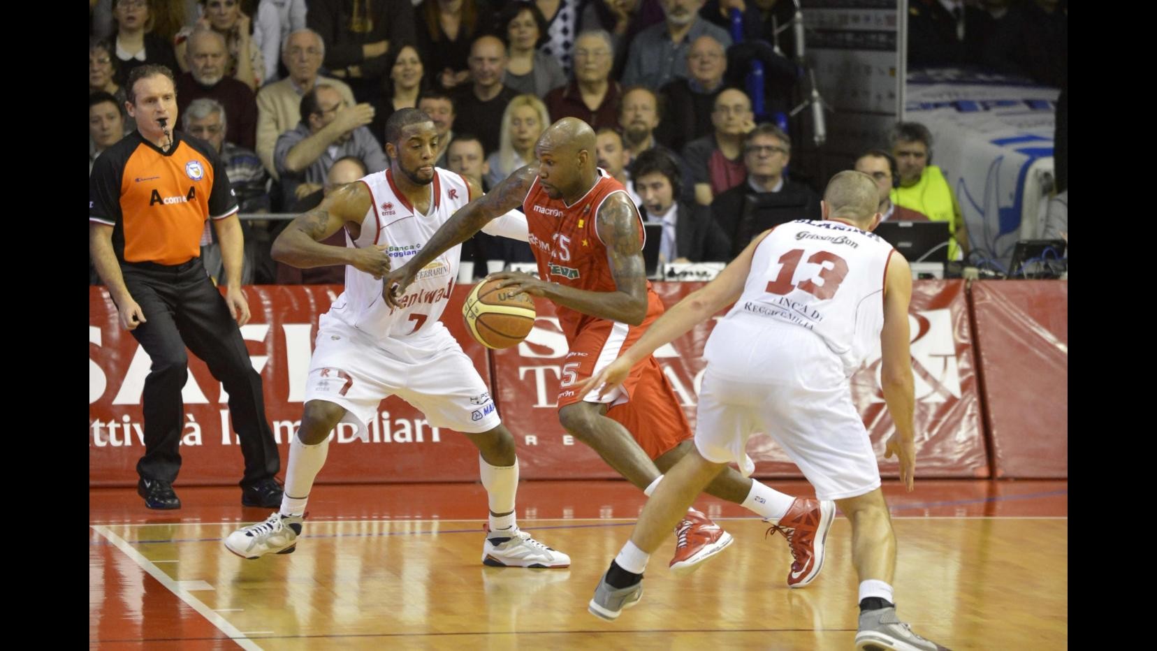 Basket, Serie A: Milano ko in casa, cade Sassari. Varese prima da sola