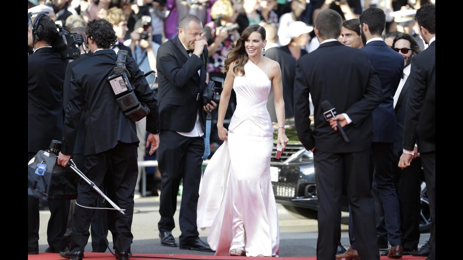 Cannes, Hilary Swank abbagliante in bianco Versace per ‘The Homesman’