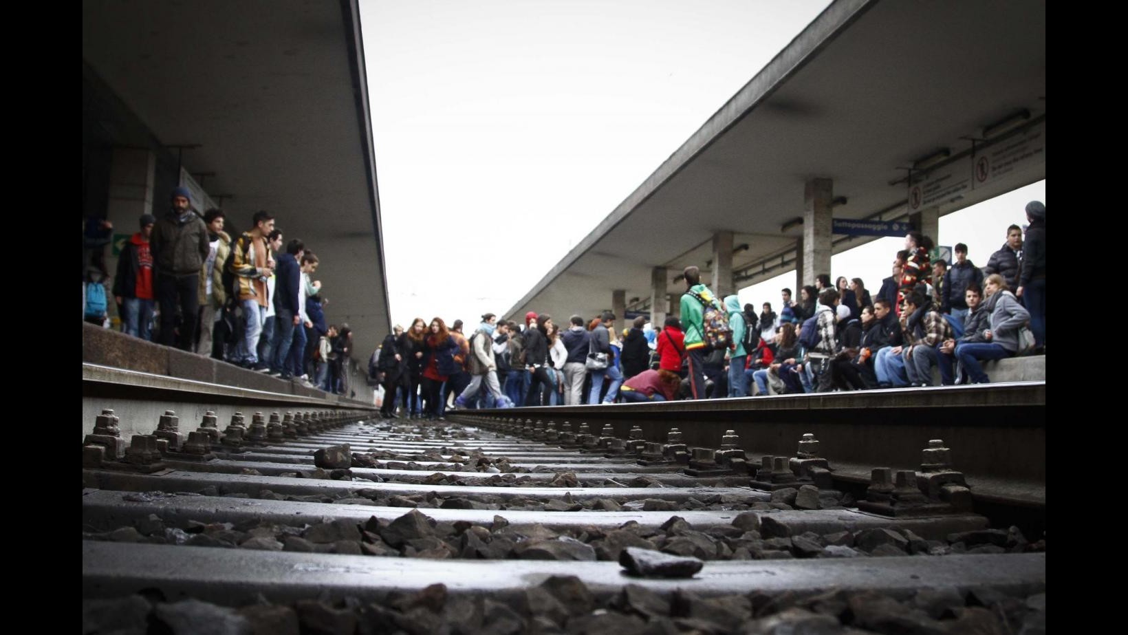 Fs, furto di rame lungo la linea alta velocità a Bologna: ritardi di 15-20 minuti