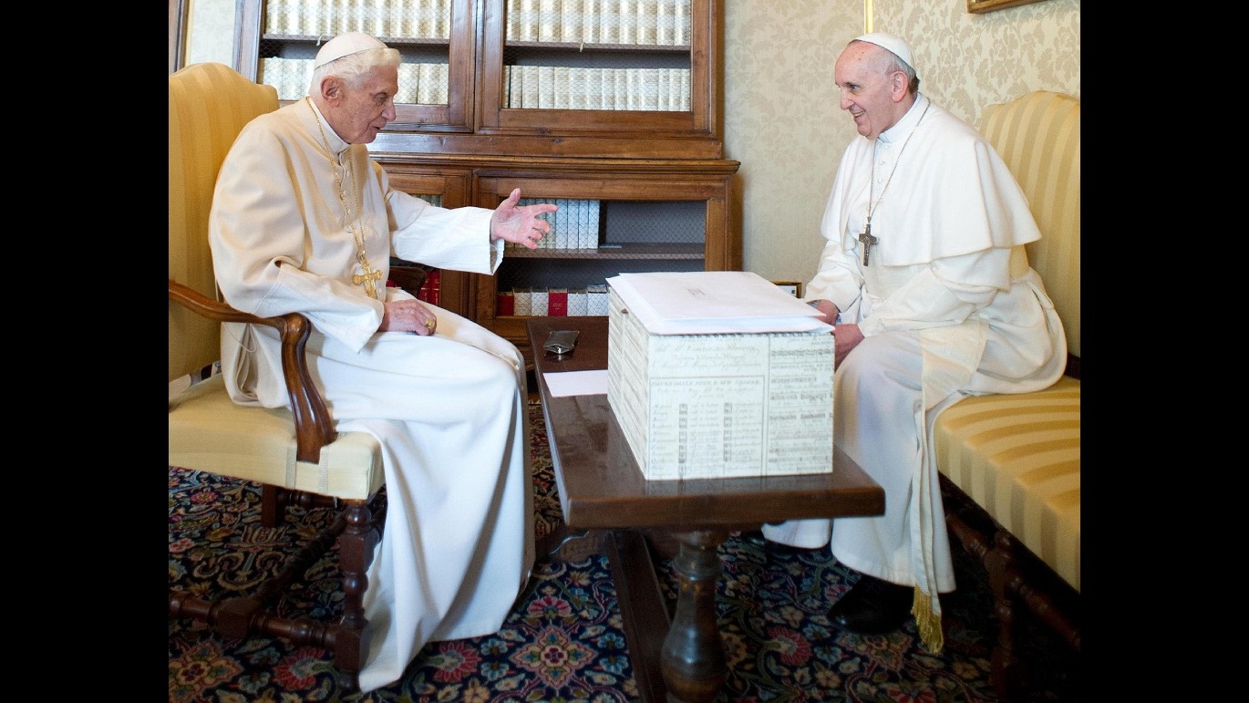 Papa, piccolo giallo: cosa c’è nella scatola sul tavolo tra i Papi?