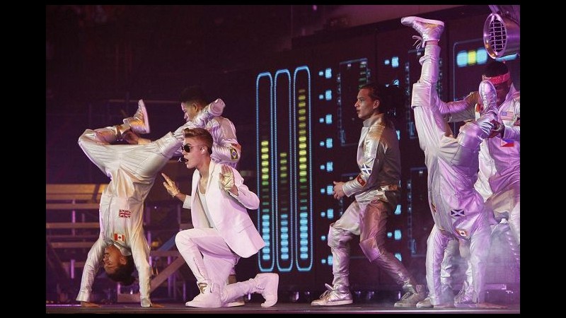 Justin Bieber, mattina sullo snowboard poi concerto in Svizzera