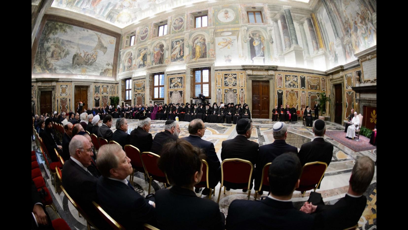 Il Papa parla ai diplomatici: Centrali dialogo, povertà e verità