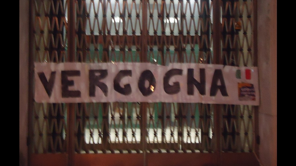 Marò, striscione ‘Vergogna’ affisso da La Destra su portone Farnesina