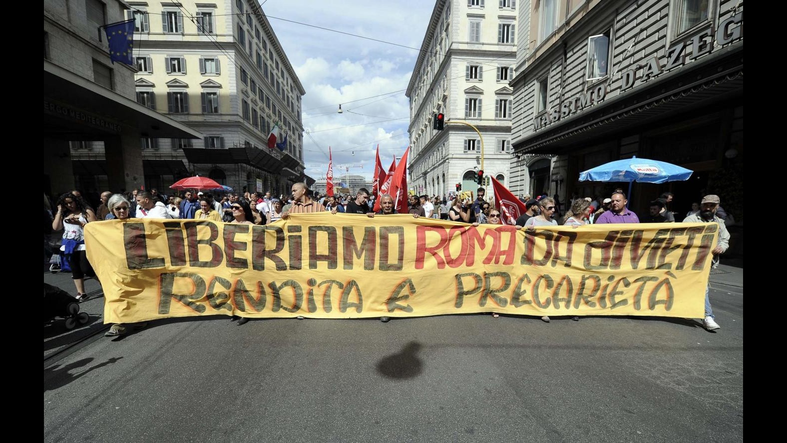 Roma, corteo pacifico chiede ‘No privatizzazioni’