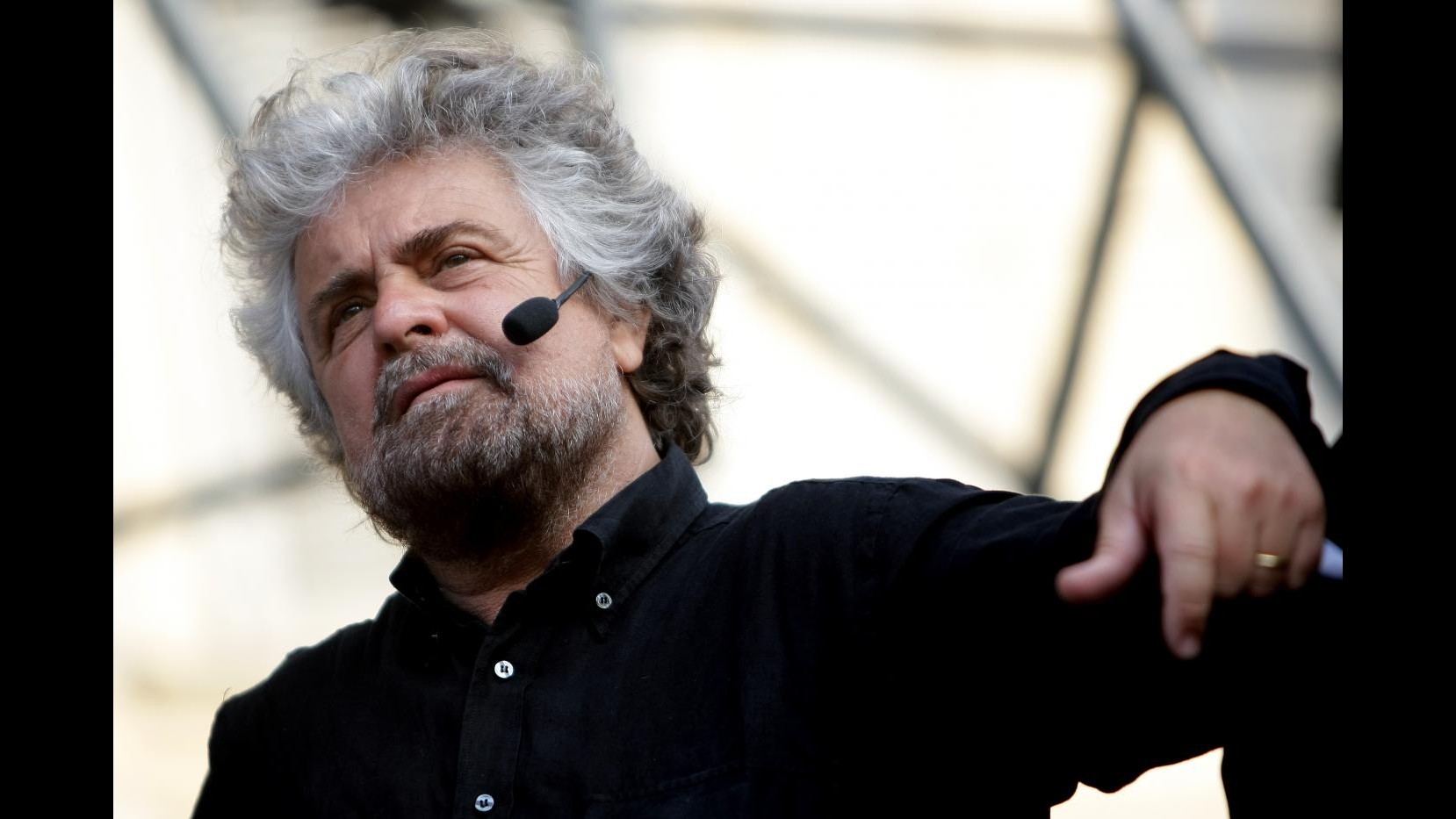Grillo: Digos e carabinieri sono con noi, basta scorte ai politici. Come Hitler?  No, sono oltre