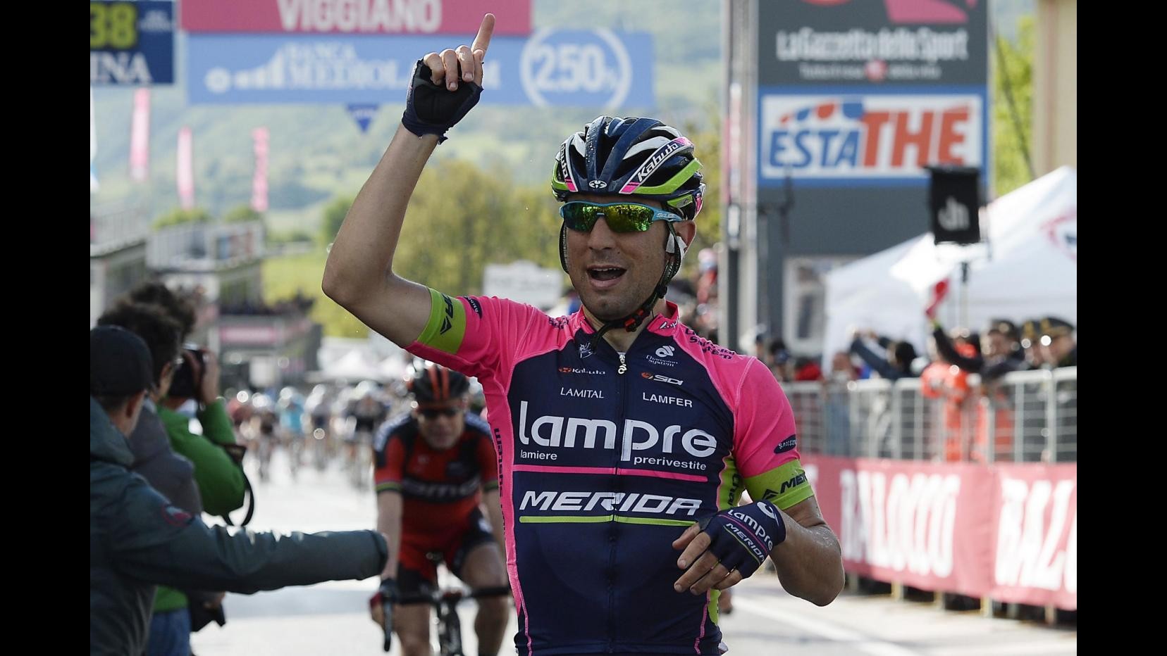 Ciclismo, Giro d’Italia: Ulissi vince l’8/a tappa, Evans nuova maglia rosa