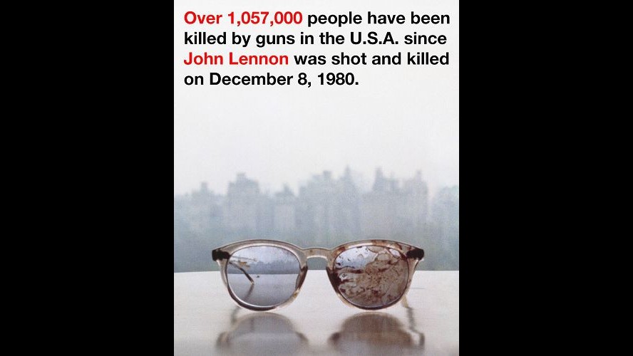 Yoko Ono contro le armi con gli occhiali insanguinati di John Lennon