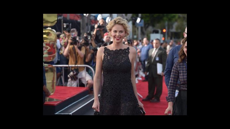 ‘Charlize Theron non ha sangue da diva’. Parla il compagno di set