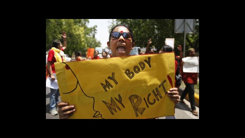 India, Parlamento approva legge contro violenze donne,ora a presidente