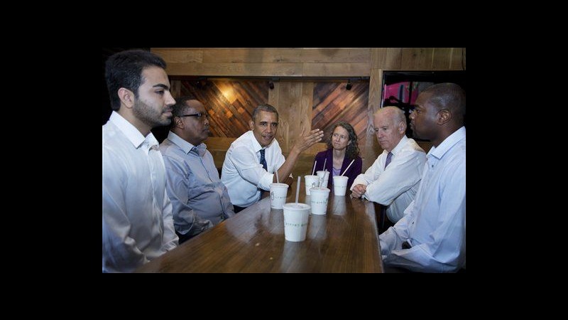 Usa, Obama e Biden a pranzo con lavoratori in ristorante di Washington