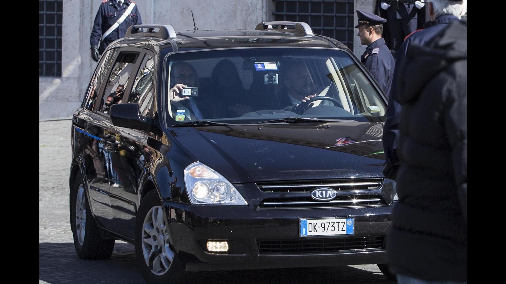 M5S, Beppe Grillo arriva in auto davanti al Senato in contromano