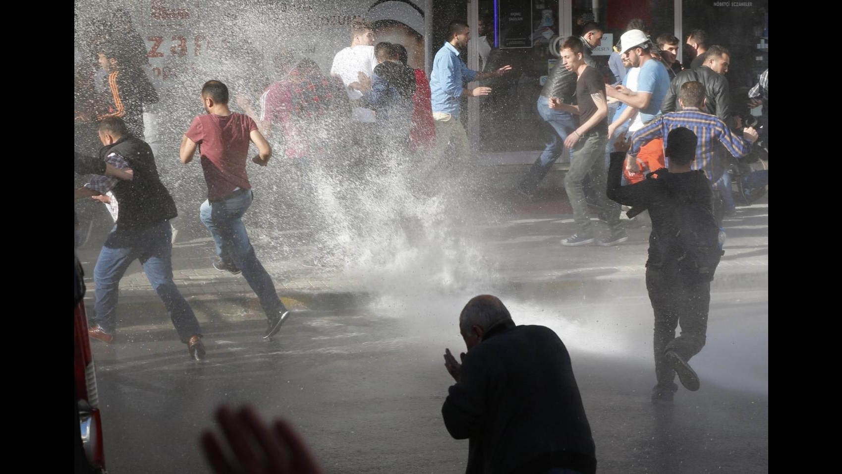 Turchia, polizia spara gas lacrimogeni contro manifestanti a Soma