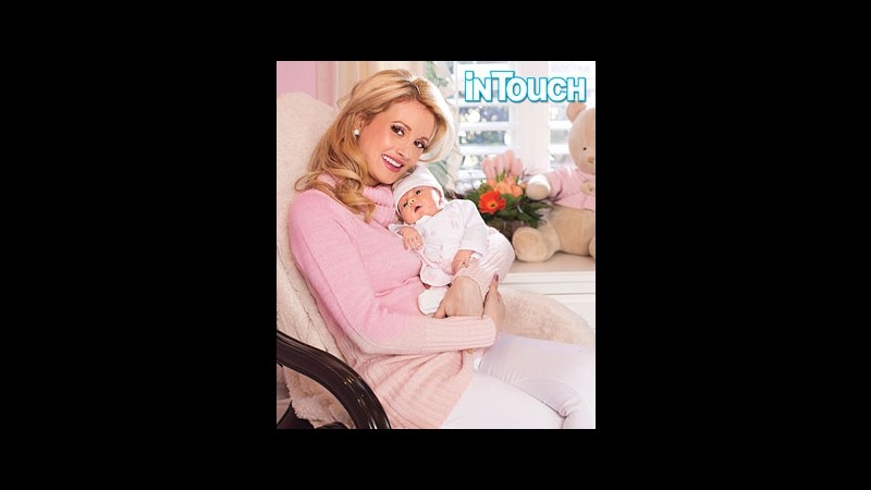 La neomamma Holly Madison mette in copertina la figlia Rainbow