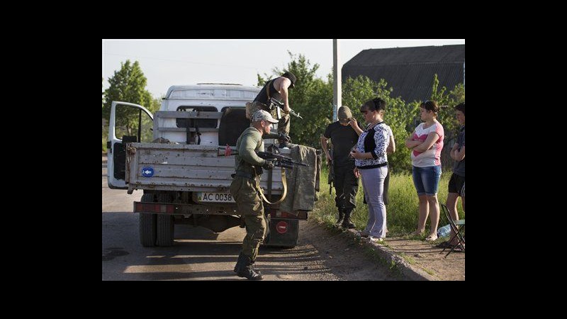 Ucraina, filorussi si ritirano da sedi governative occupate a Mariupol