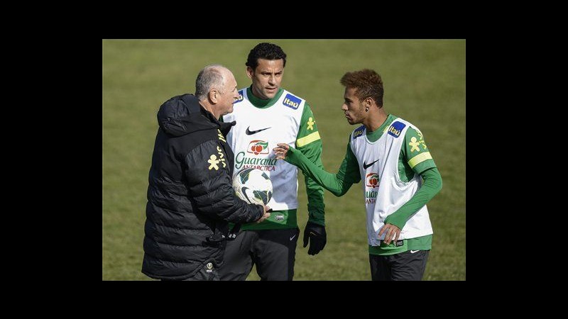 Brasile, Scolari: tre attaccanti contro Italia. Hernanes sarà titolare