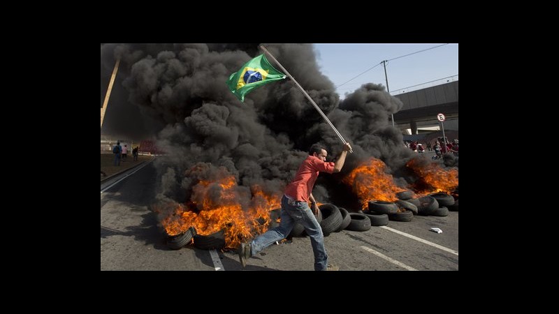 Brasile, al via proteste contro Mondiali: bloccate strade San Paolo