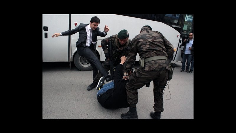 Turchia, media: Consigliere Erdogan prende a calci manifestante a terra