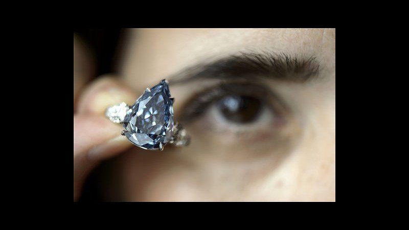 Svizzera, venduto a 23,8 mln dollari più grande diamante blu al mondo
