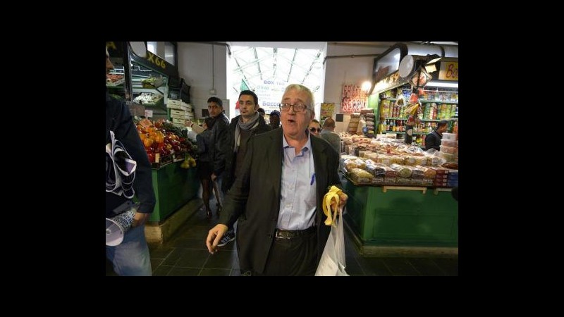 Show di Borghezio fra insulti e banane al mercato multietnico di Roma