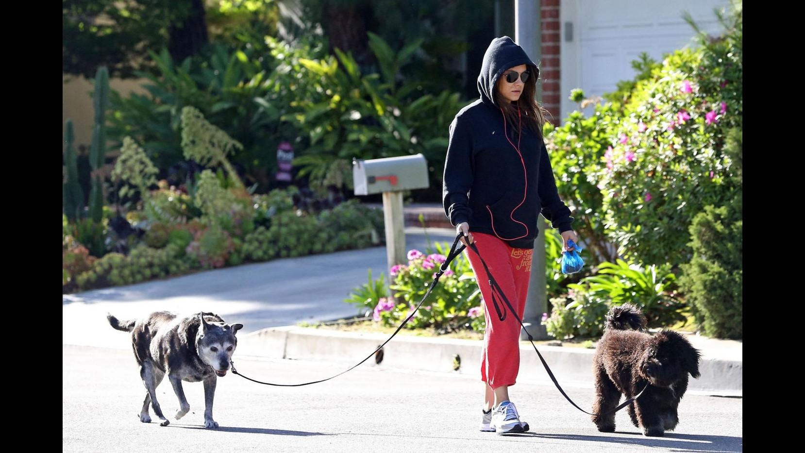 Mila Kunis tenta di nascondere il pancione con una maxi felpa