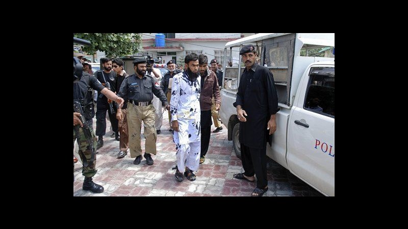 Pakistan, docente scuola coranica arrestato per stupro. Folla: Impiccatelo