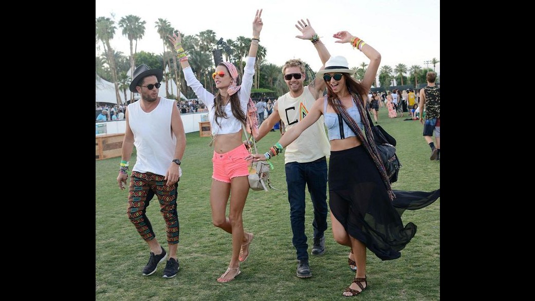 Alessandra Ambrosio reginetta hippy al Coachella festival