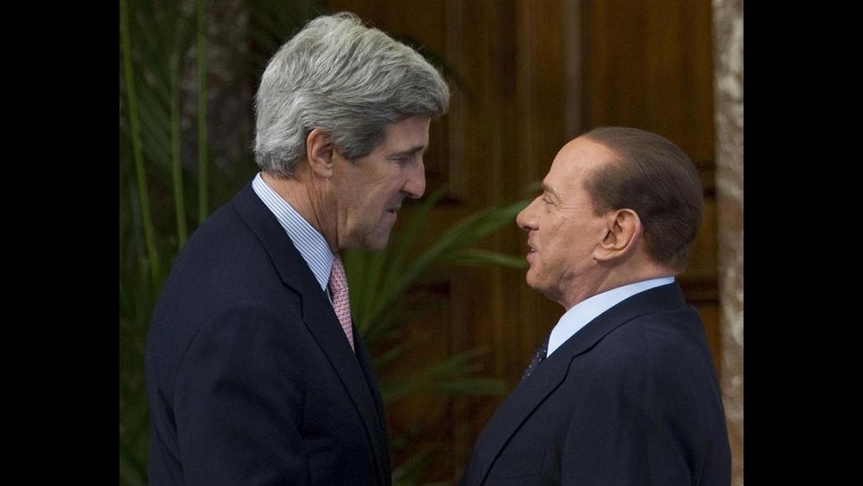 Kerry: Complotto contro Berlusconi? No so niente. L’ex Cavaliere: Grave silenzio alte cariche