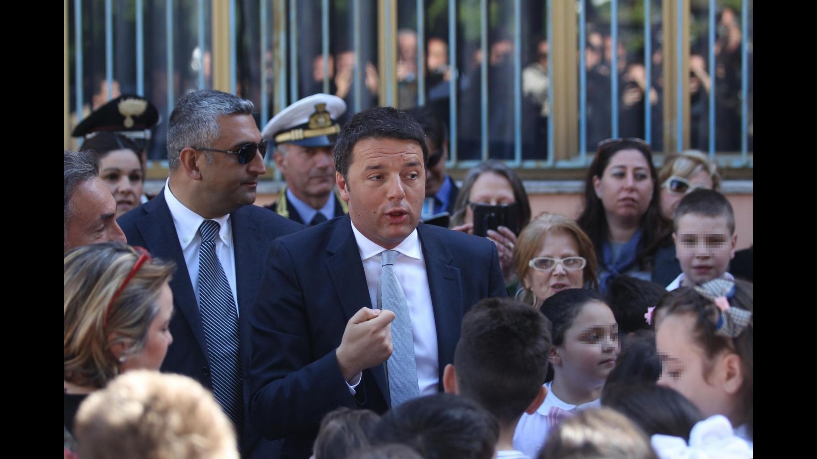 Renzi a Secondigliano: Lotta alla camorra parte dalle scuole