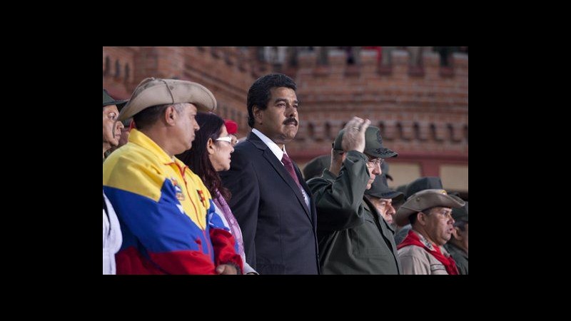 Venezuela, Maduro vota pregando per Chavez: nessun patto con borghesia