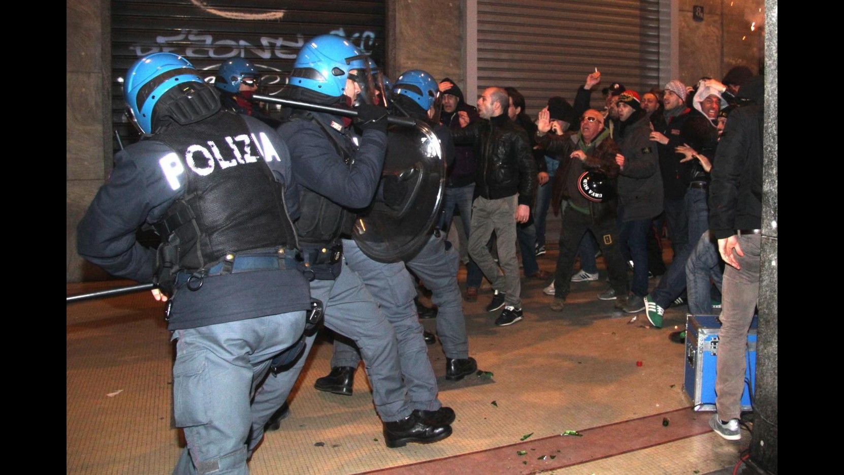 Milan-Napoli, tensione a S. Siro con sassaiola tra tifosi
