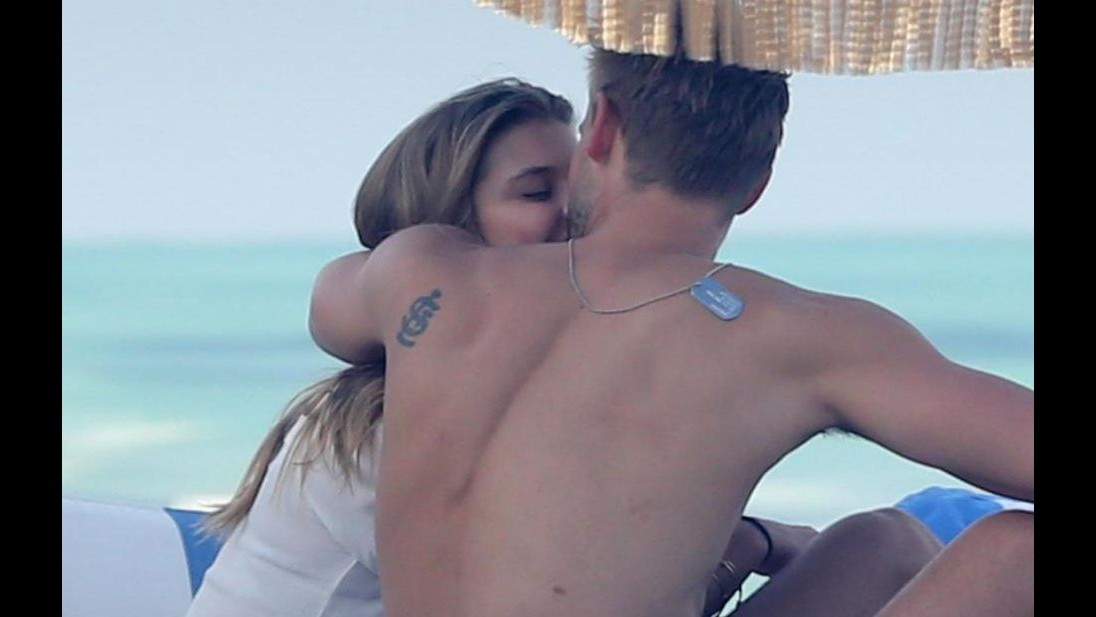 Modella Nina Agdal dimentica cantante The Wanted tra le braccia di un altro