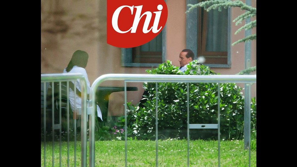 Berlusconi, su ‘Chi’ le immagini in camice bianco alla Sacra Famiglia