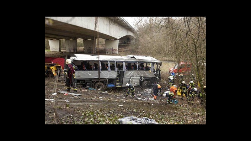 Belgio, pullman di ragazzi russi precipita da cavalcavia: 5 morti