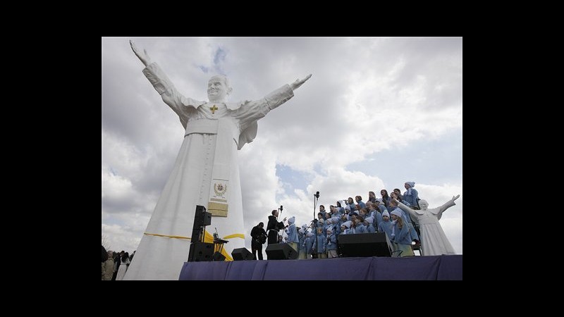 Polonia, inaugurata a Czestochowa statua gigante di Giovanni Paolo II