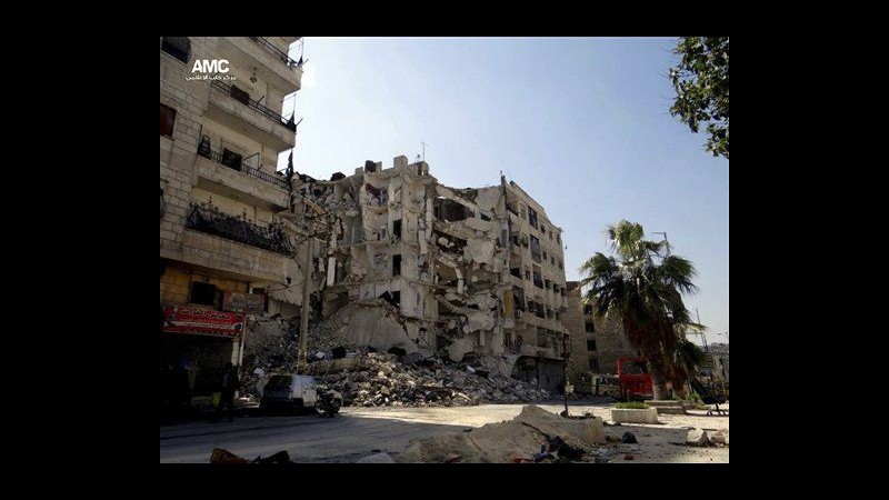 Siria, raid ad Aleppo con sospetto uso di gas, 20 morti a Idlib