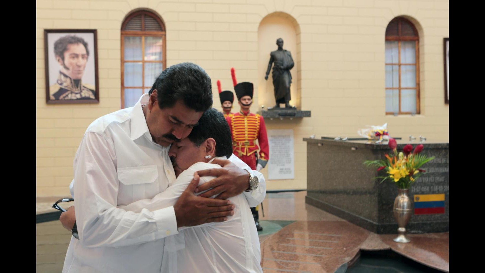 Venezuela, Maradona visita tomba di Chavez con Maduro