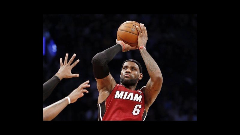 Playoff Nba, James segna 49 punti e Miami allunga su Brooklyn. S.Antonio ko a Portland, così così Belinelli