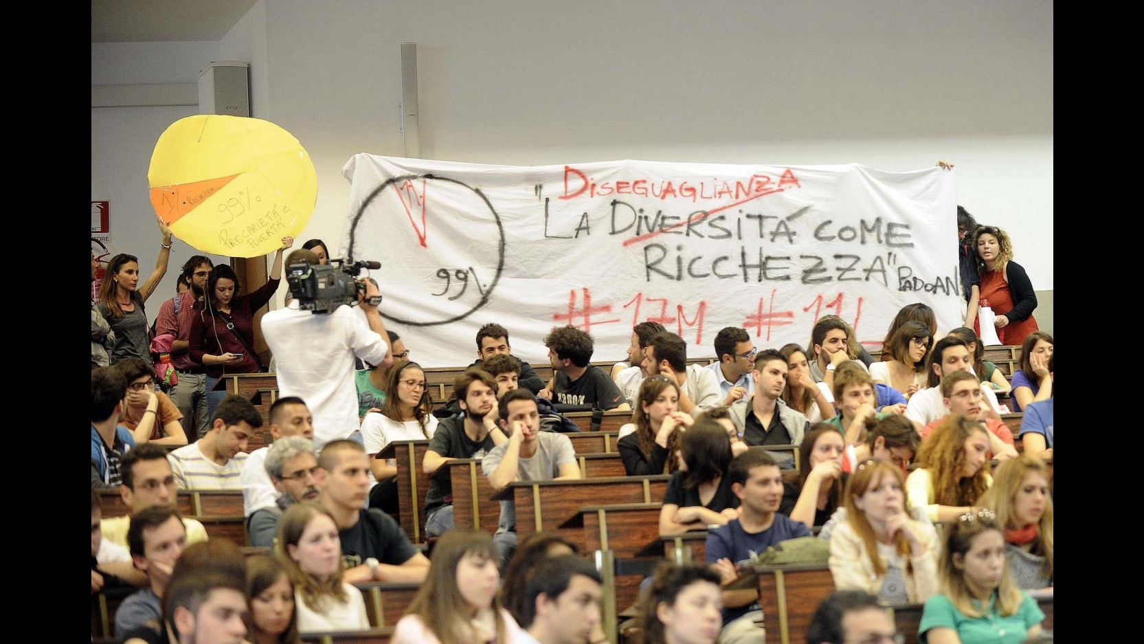 Governo, Padoan contestato da studenti: interrotta presentazione libro