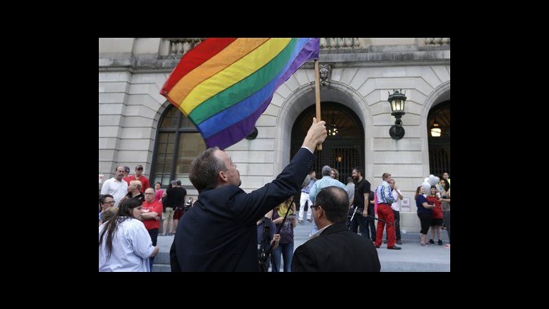 Nozze gay, coppie in fila per ottenere licenze matrimonio in Arkansas