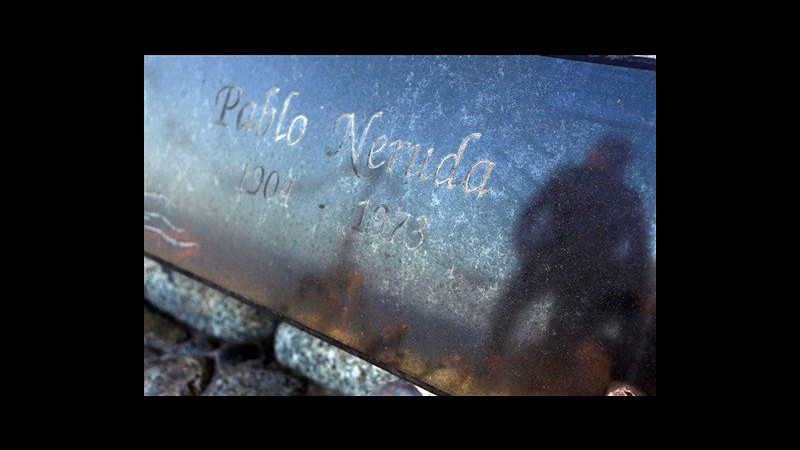 Cile, resti di Neruda inviati in Usa per test su causa morte