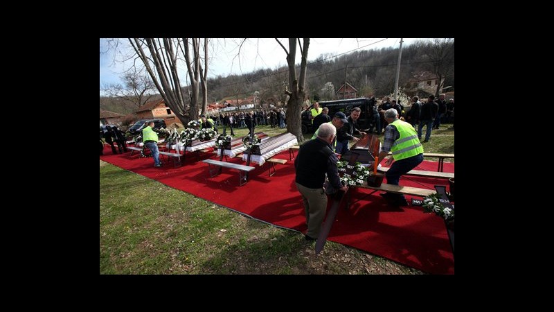 Serbia, in centinaia a funerali delle 13 vittime di strage di martedì