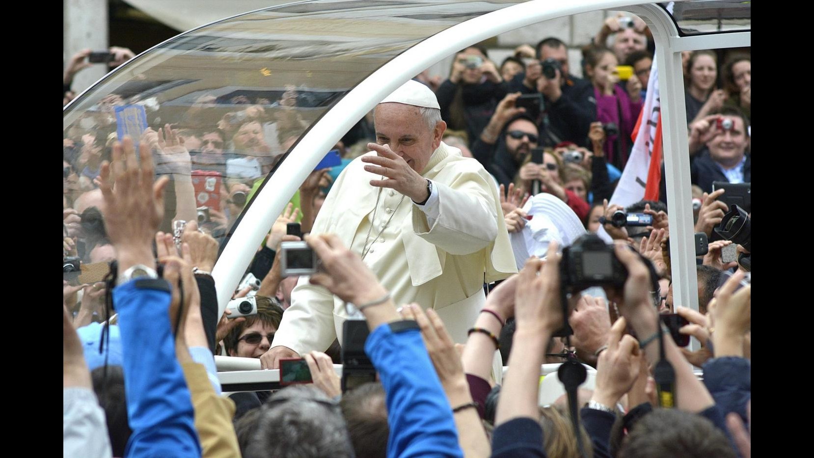 Papa: Non dovremmo negare i sacramenti nemmeno ai marziani