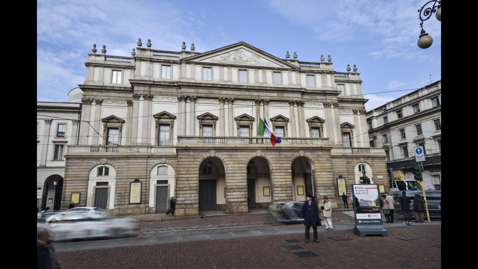 Milano, al via Cda La Scala dopo assemblea: Scaroni fischiato