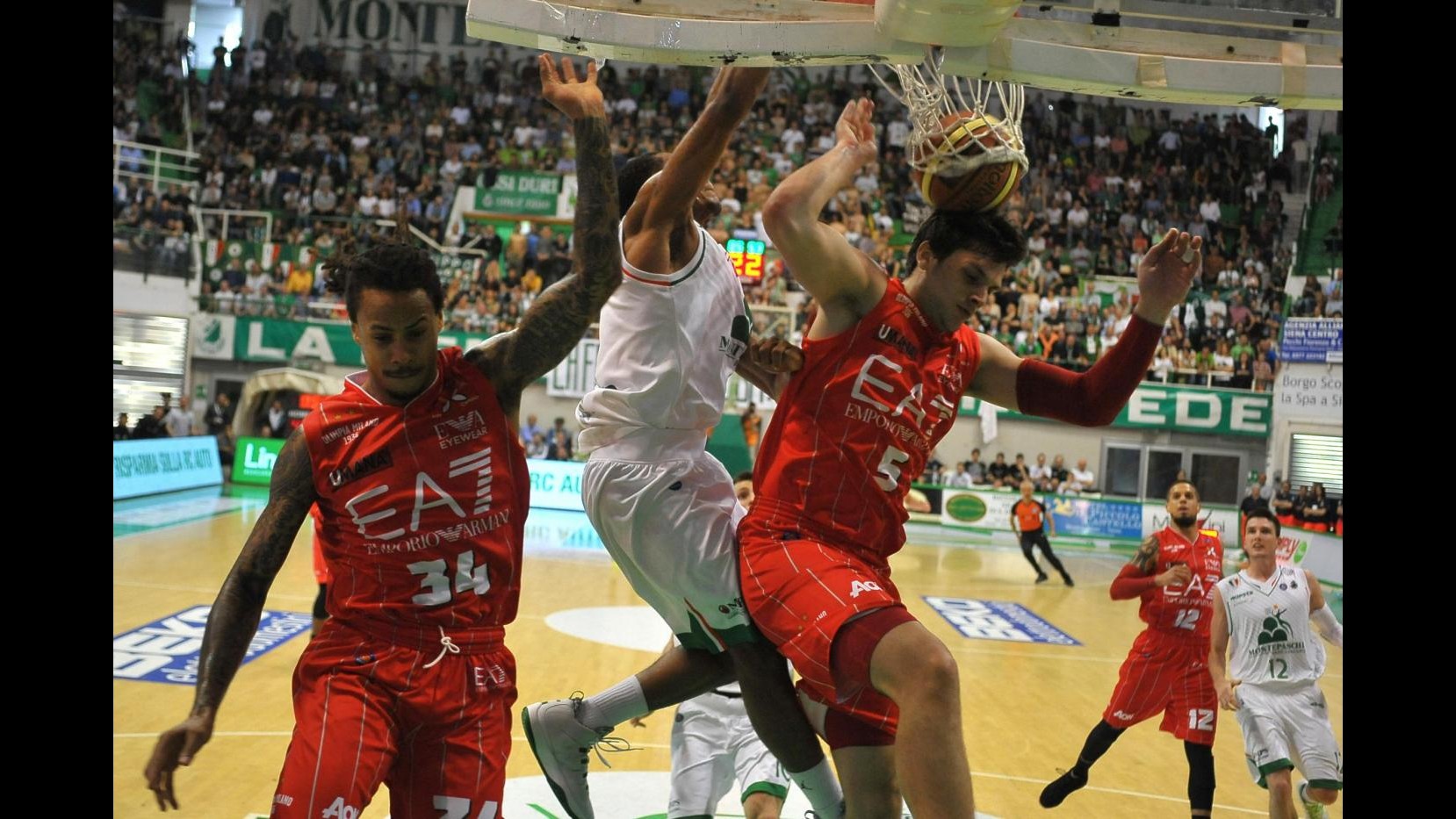 Basket, Serie A: Milano espugna Siena. Pistoia ai playoff, Montegranaro retrocede