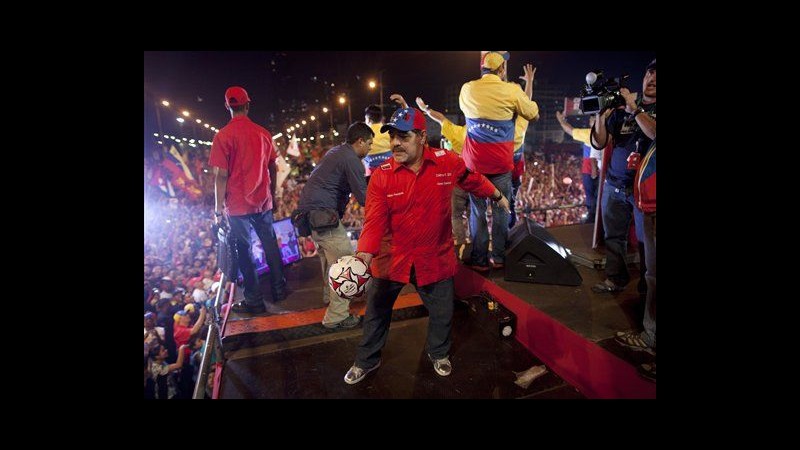 Venezuela, Maduro chiude campagna elettorale con Maradona a Caracas