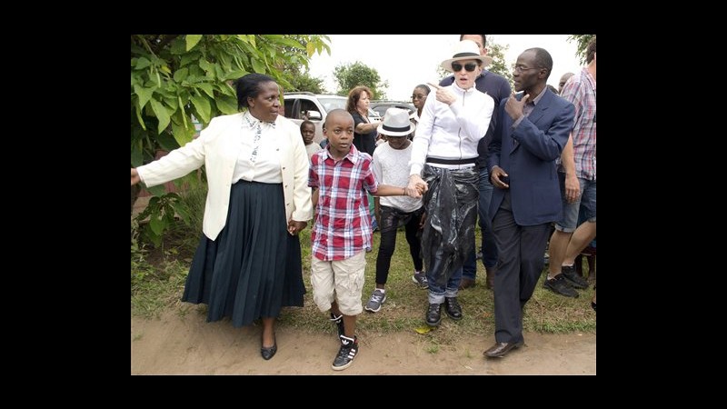 Malawi, Madonna: Rattristata da accuse, ma vado avanti per i bambini